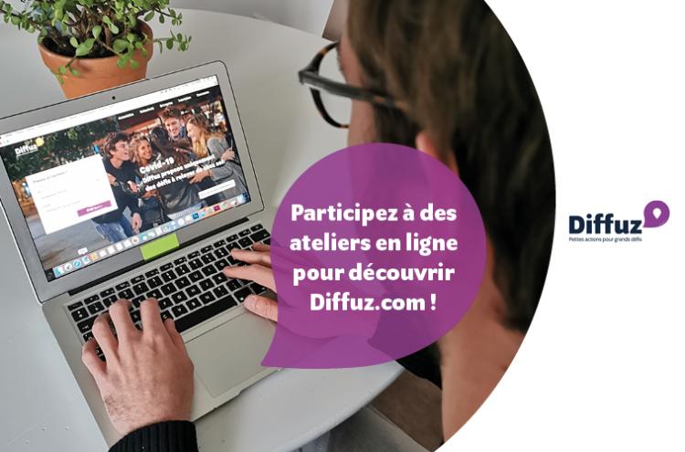 Un homme tapant sur son ordinateur portable