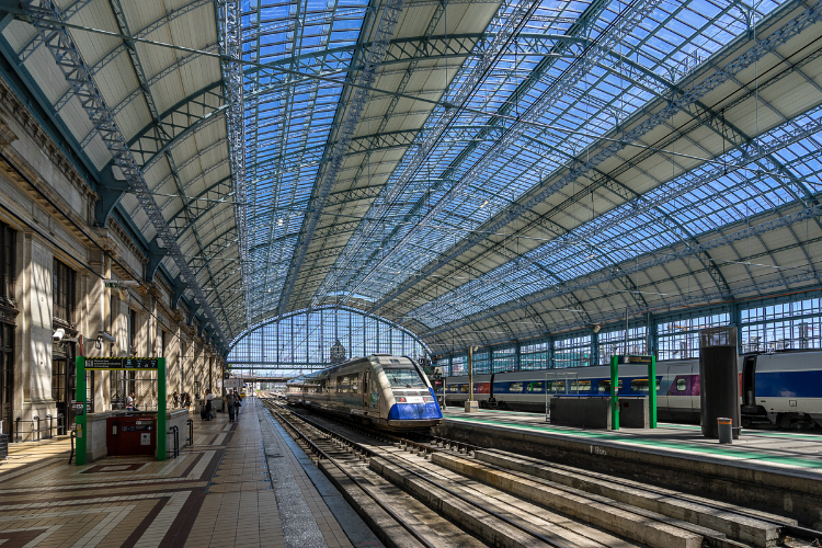 Railcoop prévoit de mettre en service trois trains par jour au départ de Bordeaux Saint-Jean. Crédit photo : GordonBellPhotography.