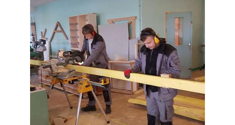 L'école a pour objectif de réinsérer des jeunes en difficultés en leur offrant la possibilité de suivre une formation éducative et professionnelle