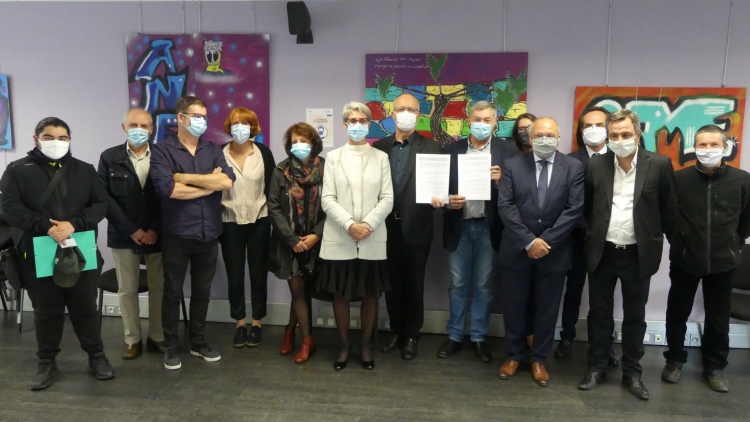 L'équipe du Conseil National des Professions de l’Automobile et de l'ANEF 63 réunies après la signature de la convention de partenariat le 7 octobre 2020 à Clermont-Ferrand