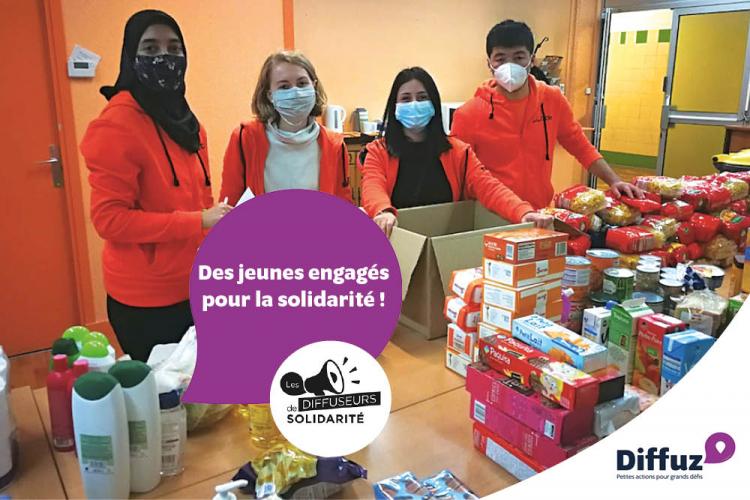 4 jeunes organisant une collecte de produits de première nécessité dans le cadre du programme "Diffuseurs de Solidarité" co-construit par Unis-Cité, la Macif et Diffuz.