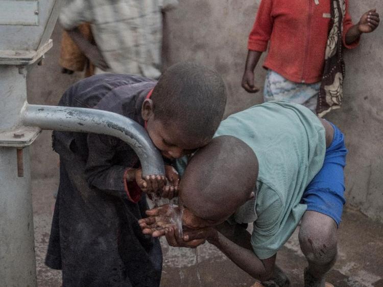 Au Mali, des villages entiers manquent d'eau potable. Pour les aider, le SIF creuse des puits. Avec "l'eau pour la vie, pas le profit" les associations dénoncent les inégalités encore creusées par la marchandisation de l'eau - photo copyright SIF