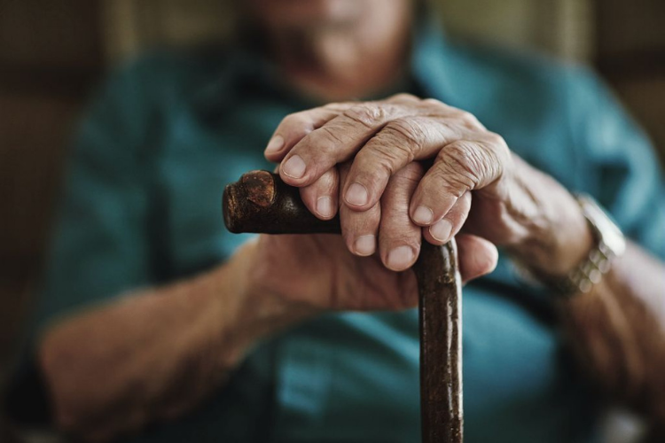 Bien vieillir, un sujet prioritaire de mobilisation citoyenne et bénévole. Crédit photo : Getty Images.