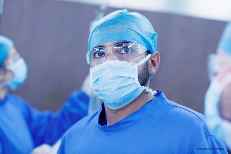 Un médecin hospitalier consulte des données sur un moniteur