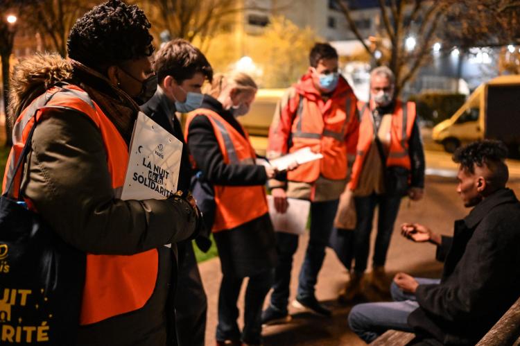 2e en partant de la gauche, Mathieu Hanotin, le maire de Saint-Denis, participe à une maraude sociale avec le SIF et la Croix-Rouge (c)photo : Mairie de Saint-Denis