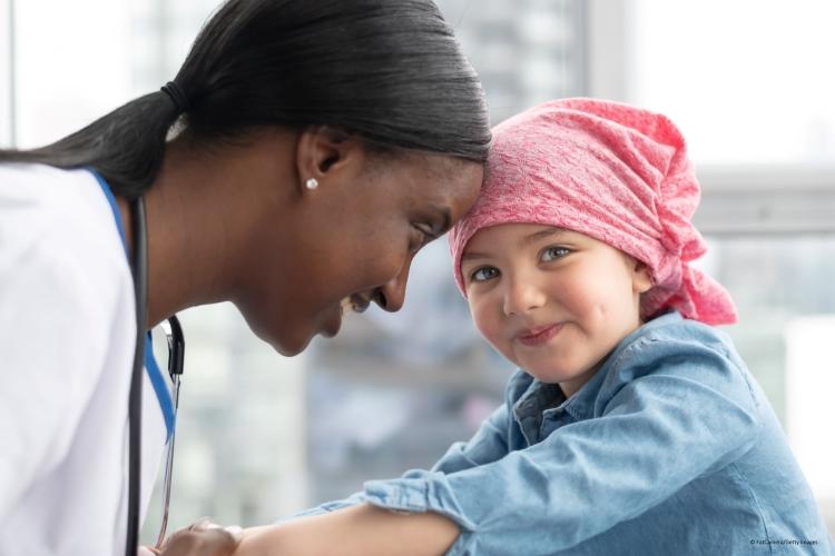 Une professionnelle de santé avec une fillette