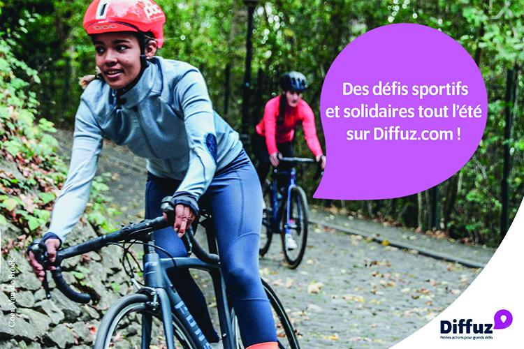 Illustration d’une jeune fille sur son vélo de course, suivie par un jeune homme. Bulle “Des défis sportifs et solidaires tout l’été sur Diffuz.Com !”