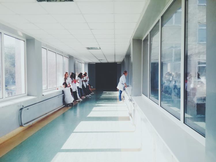 Des médecins dans un hôpital. Crédits : pixabay.com