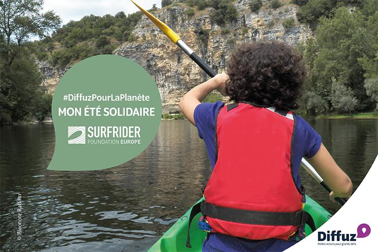 Illustration d’une jeune fille sur un kayak qui parcourt la rivière pour cartographier des déchets plastiques en participant au défi écolo et solidaire de Surfrider Foundation Europe publié sur Diffuz.