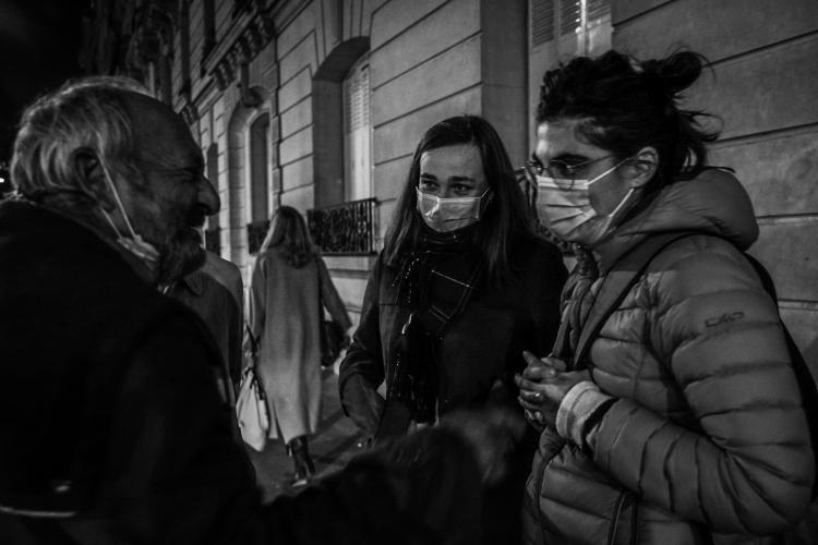 Binôme salarié / bénévole en tournée-rue dans les rues de Paris.