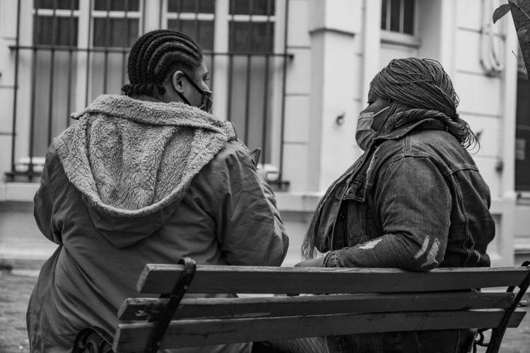 Deux personnes accueillies dans la cour de l'antenne Sainte Rita Bakhita.