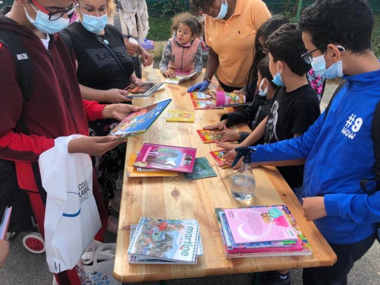(Photo SIF/Secours Islamique France) En plus des fournitures scolaires, les enfants du CAJ se sont vus offrir des livres pour les inciter à la lecture, premier pas vers l'apprentissage des bases