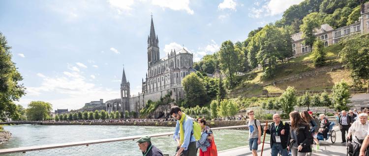 Personnes accueillies à Lourdes - Aux captifs, la libération 
