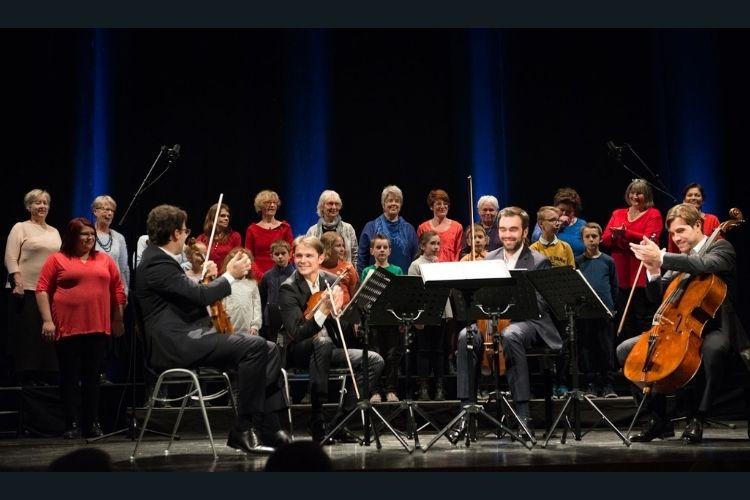 Des habitants du territoires et le Quatuor Modigliani réunis sur scène en première partie d'un concert de poche, à Saint-Amand-les-Eaux (Nord). Crédit photo : Les Concerts de Poche.