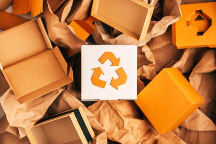 Breecup utilise du carton recyclé. Source : iStock.