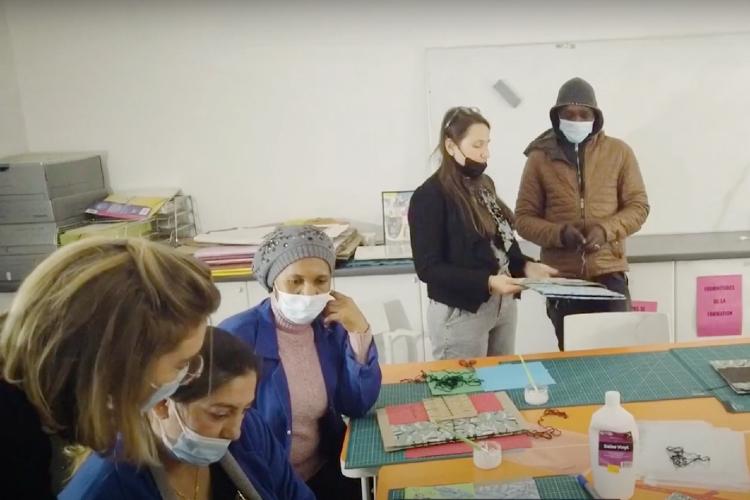 Florence Sportouch anime des ateliers créatifs chez Carton Plein, pour des personnes accompagnées par l’association