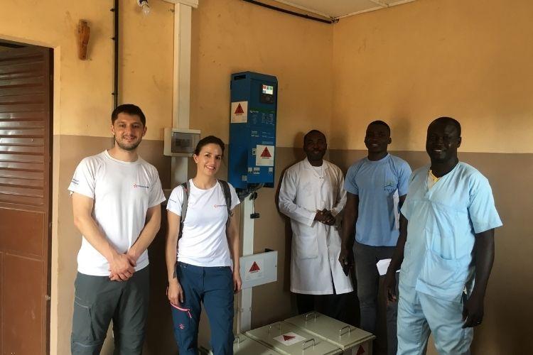 Le mécénat de compétences à l’international de la Fondation Groupe EDF : l'exemple de Santé Sud. Équipement d’un centre de santé au Bénin. Crédit photo : Fondation Groupe EDF.