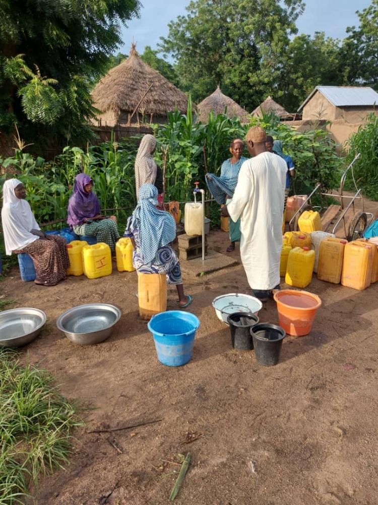 Point d'eau dans un village camerounais 