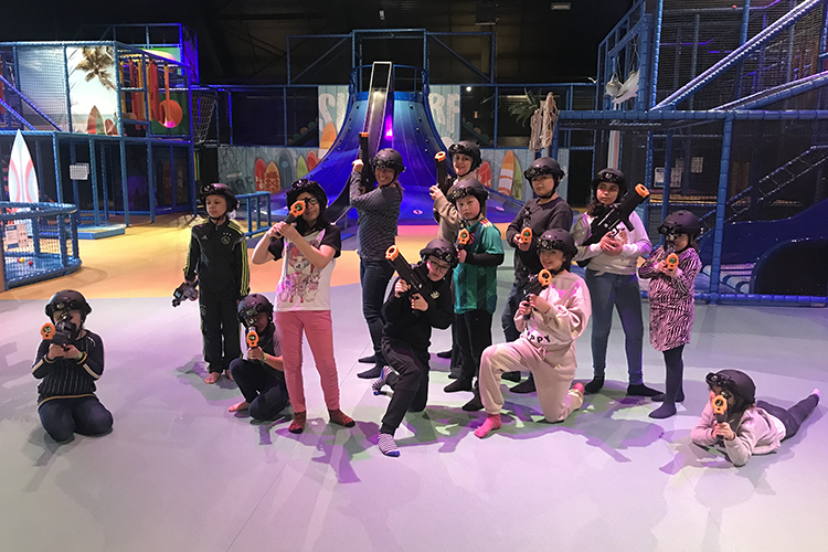 Les enfants de l'association Reis Met Je Hart profitent d'une activité Laser Battle pendant leur séjour.
