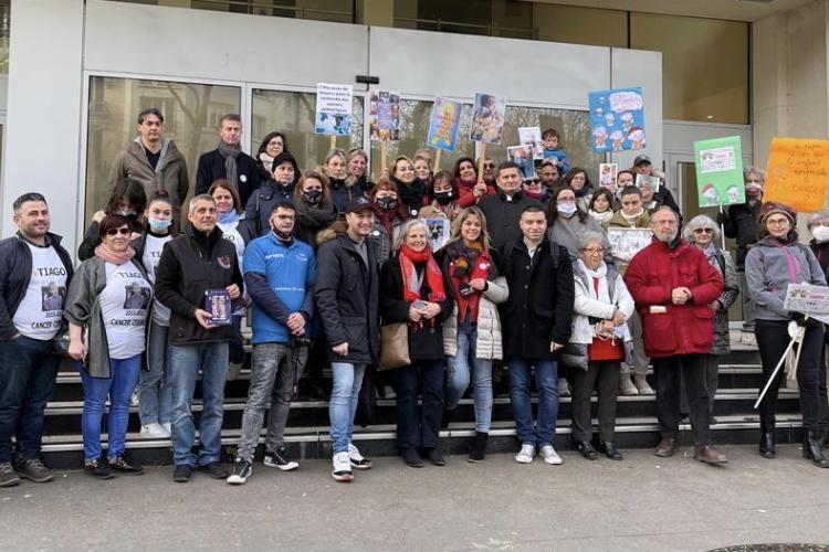 Les familles rassemblées devant le Ministère de la Santé le 13 février 2022 à Paris