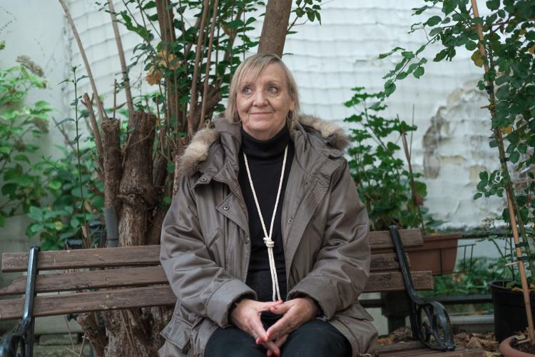 Marie-Paule dans la cour de l'antenne Sainte-Rita