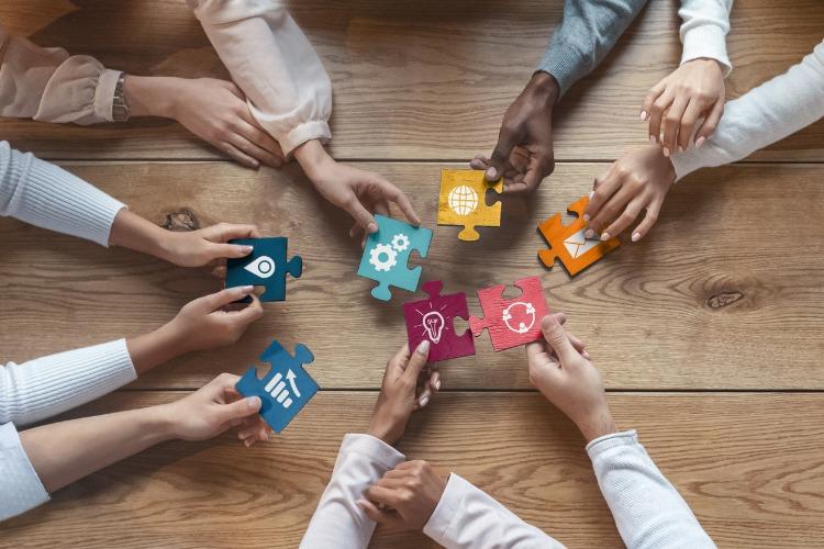 Le mécénat de compétences, un pari gagnant pour les associations, collaborateurs et entreprises. Crédit : iStock
