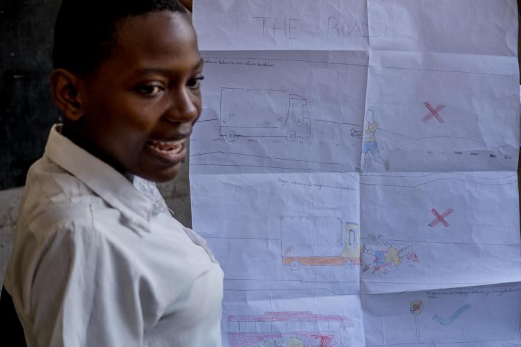Sensibilisation de jeunes en Tanzanie à la sécurité routière avec le programme VIA