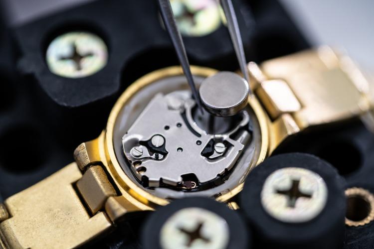 Lorsque "réparation" de montres inutilisées, rime avec "Insertion" | FM Foundation & Entraide Emploi. Crédit photo : iStock.