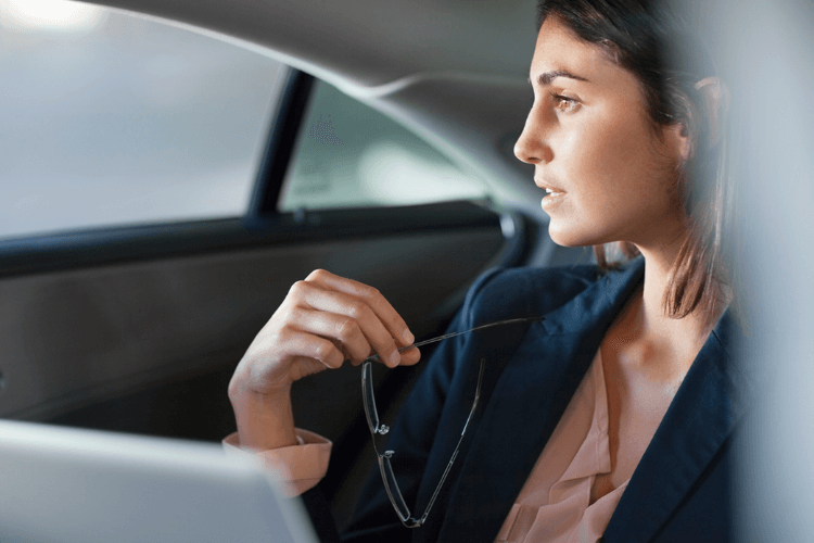 Jeune femme dans une voiture