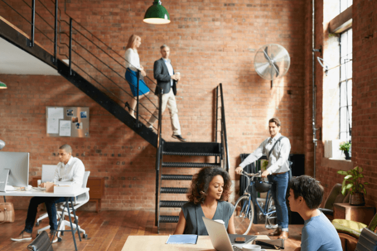 Personnes dans un bureau