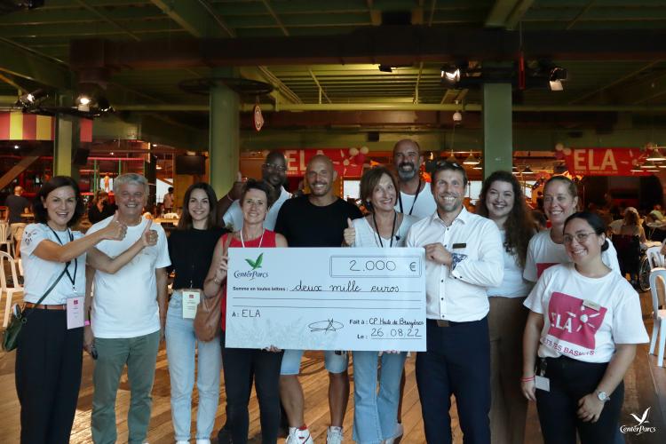 L'équipe Center Parcs remet un chèque de 2000€ à l'association ELA