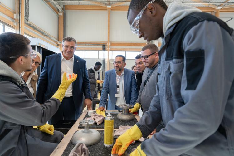 Patrick Pouyanné, Président-directeur général de TotalEnergies, à L’Industreet, campus de TotalEnergies dédié aux nouveaux métiers de L’Industrie. Visite des ateliers et échanges avec les apprenant(e)s, en présence d’Azzédine Taïbi, maire de Stains.