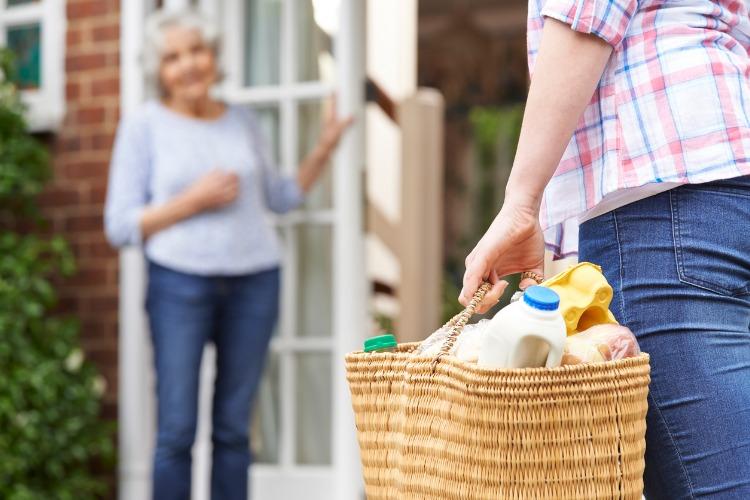 Aidants : le voisinage, un réseau solidaire d’hyper-proximité. Crédit photo : Highwaystarz-Photography / iStock.