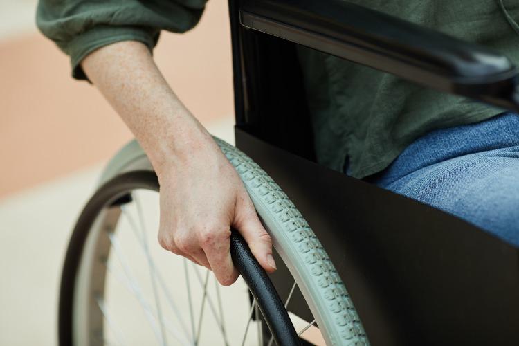 Handicap : du matériel médical accessible grâce au reconditionné. Crédit photo : AnnaStills / iStock.