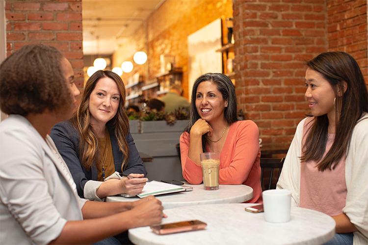 Un groupe de femmes échangeant