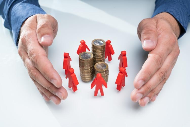 La confiance envers les association et fondations en léger recul. Crédit : iStock