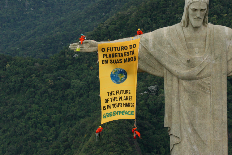 Action sur le Christ rédempteur à Rio en 2006. © Greenpeace / Daniel Beltrá