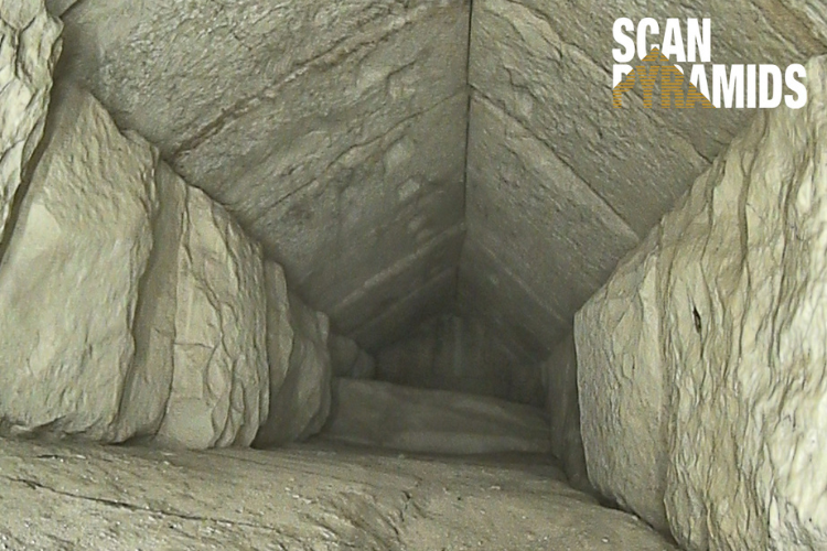 ©ScanPyramids - Image du couloir récemment découvert par l'équipe de Scan Pyramids, issue de la vidéo réalisée avec l'endoscope dans la grande pyramide de Khéops 