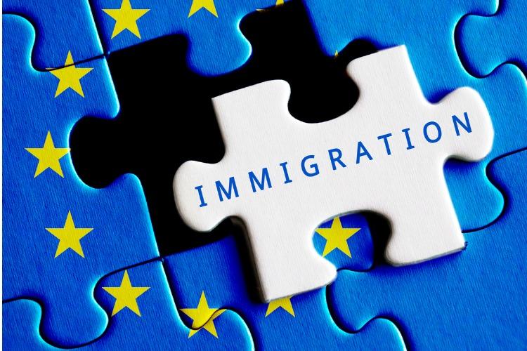 Loi Migration repoussée, les association appellent à un débat apaisé. Crédit : iStock