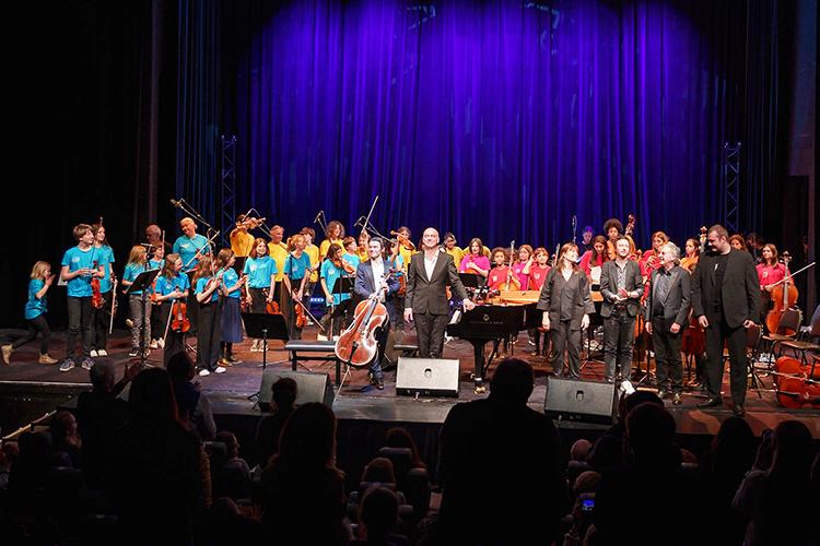 Gautier Capuçon, Daniel Auteuil et l’orchestre à l’école d’Arles