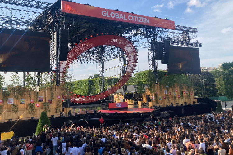 Le concert a lieu sur le Champ-de-Mars. Crédit : Théo Nepipvoda.