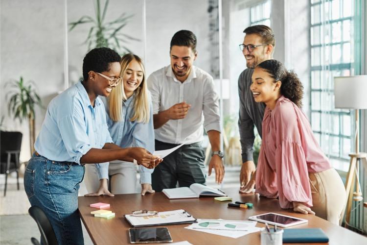 Une politique anti-discrimination doit favoriser l'inclusion de toutes et tous en entreprise. Crédits : iStock.