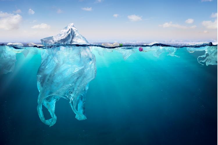 Lutte contre la pollution plastique des rivières et des océans: La Poste choisit l’association The Seacleaners. Crédit photo : iStock.