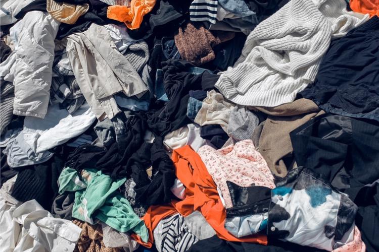 Une partie des vêtements récupérés sont en réalité jetés. Crédits : iStock.