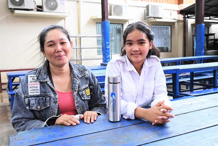 Chantha, élève soutenue par PSE, et sa mère, dans les locaux de PSE à Phnom Penh
