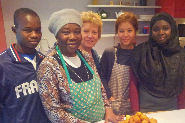 Bintou accueille des participants à l'expérience Kif Kif Vivre Ensemble pour des cours de cuisine africaine. Crédit : Kif Kif Vivre Ensemble
