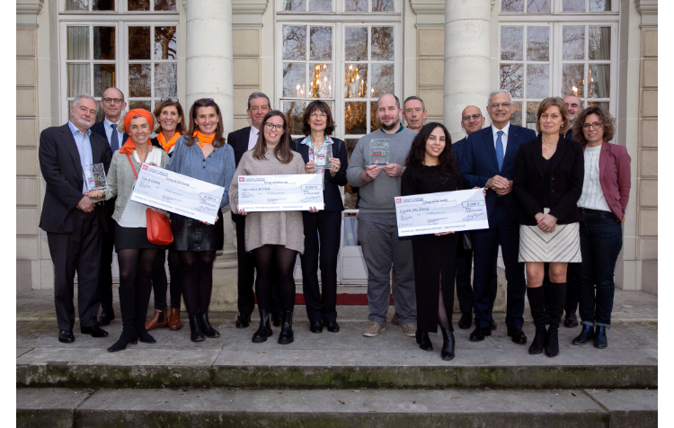 photo de groupe avec les lauréats et représentants des Caisses d'Epargne