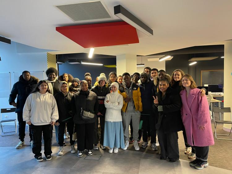 des ateliers sur la transition écologique menés par les responsables associatifs avec des jeunes des quartiers prioritaires politique de la ville