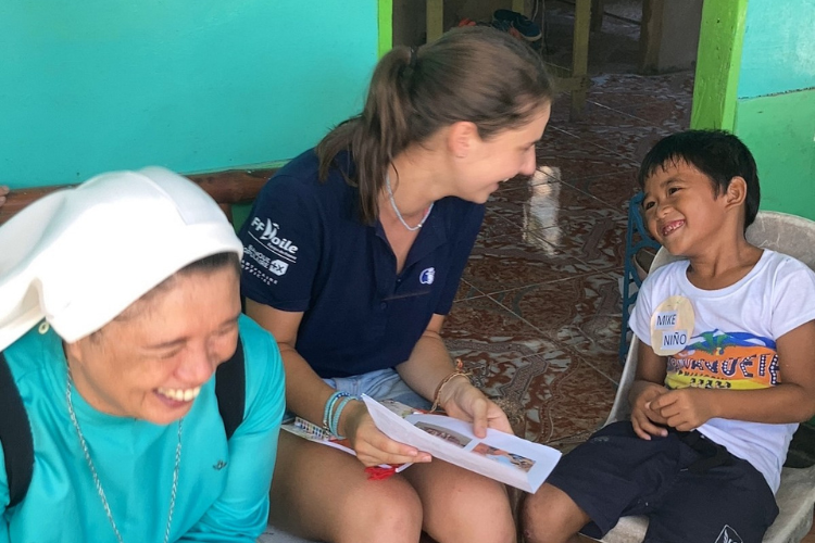 Victoire Hürstel, étudiante alternance en Marketing digital à l’IÉSEG School of Management lors de son voyage humanitaire en Asie avec l'ONG « Enfants du Mékong » - Crédit photo : DR