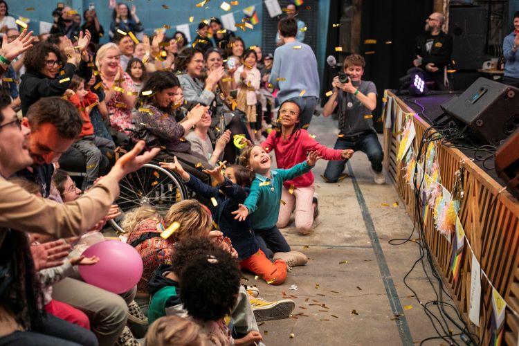 © Louise ALLAVOINE / les familles sous une pluie de paillettes durant le Drag Show